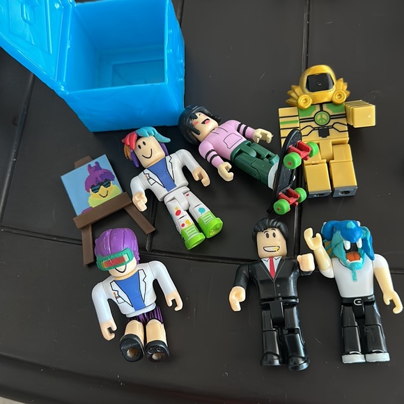 Roblox collectible figures bundled grab bag lot of 6 + box and paint stand - Picture 6 of 6